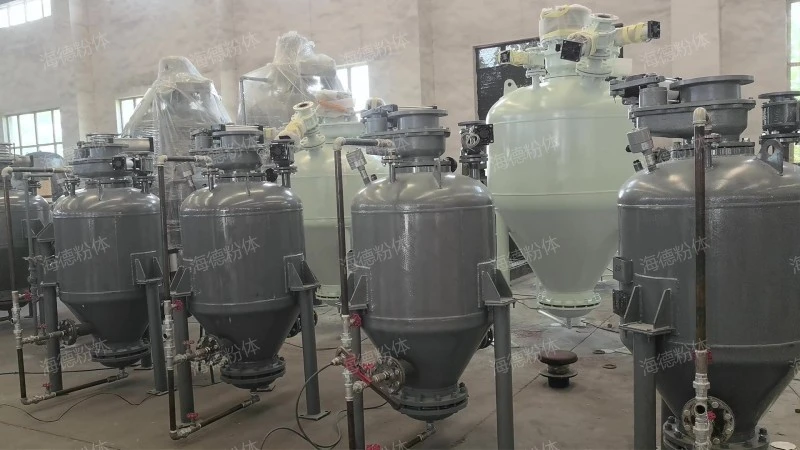 Intermittent powder conveying pump