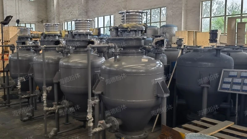 Upward type silo conveying pump