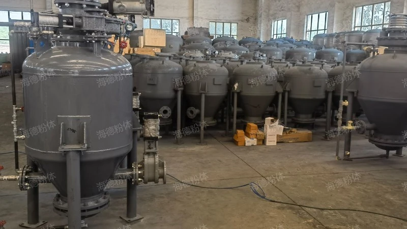 Pressure delivery bin type powder conveying pump