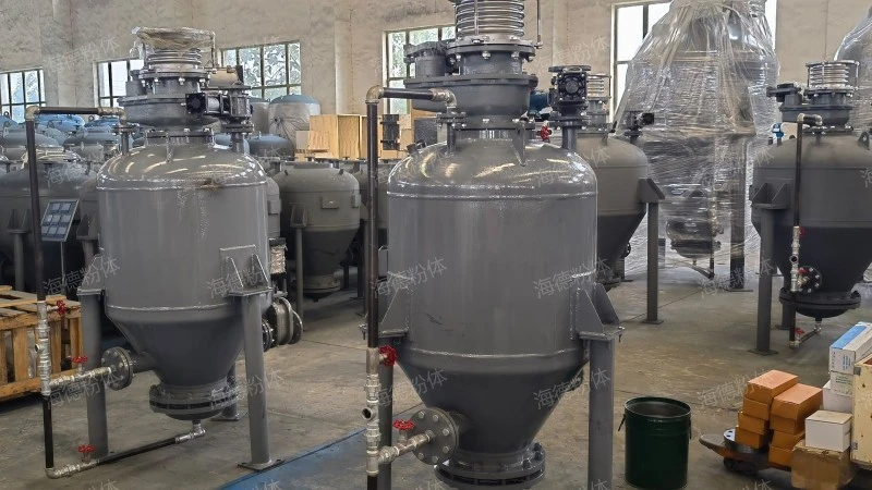 Upward blowing warehouse type conveying pump
