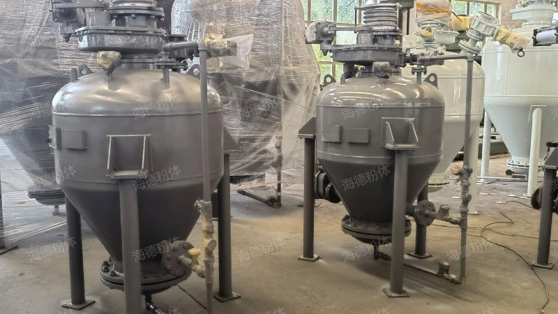 Large capacity powder conveying pump