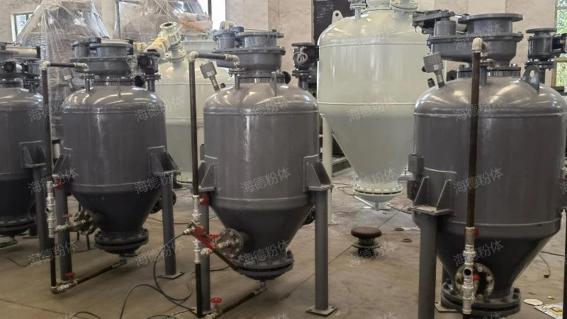 Large capacity powder conveying pump