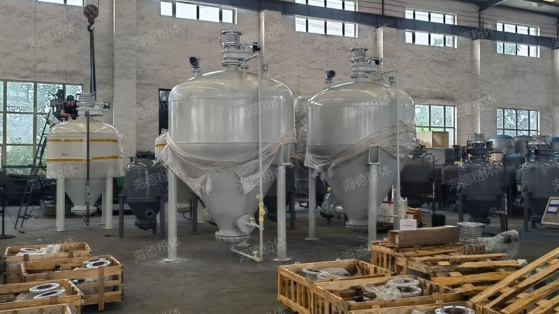 Intermittent powder conveying pump