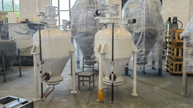 Direct blowing bin type conveying pump