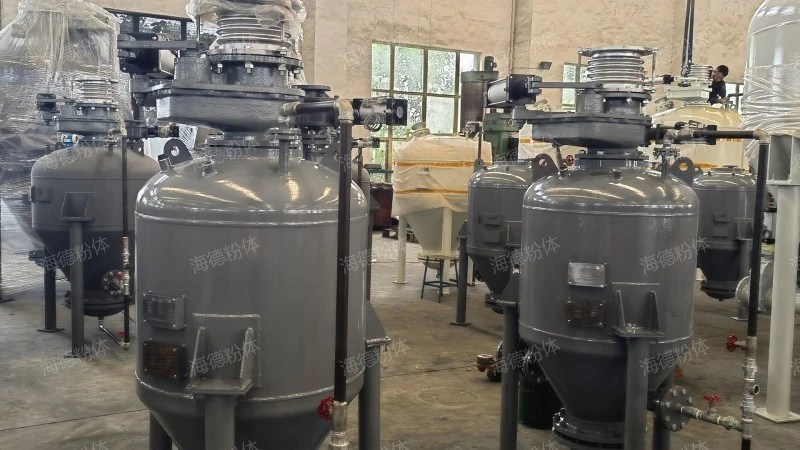 Upward powder conveying pump