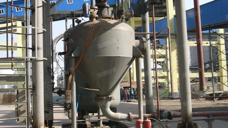 Intermittent powder conveying pump