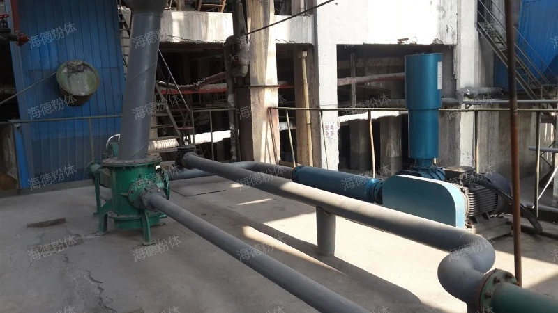 Low-pressure conveying material sealing pump
