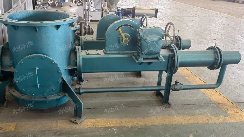 Low-pressure conveying material sealing pump