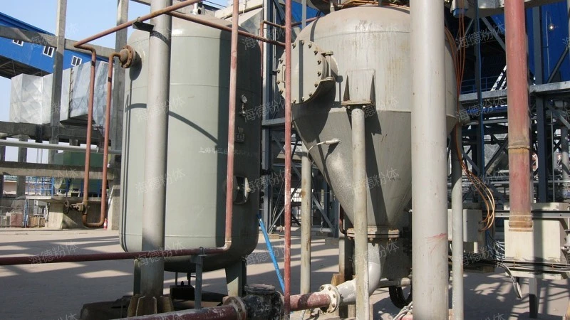 Unloading and conveying materials simultaneously